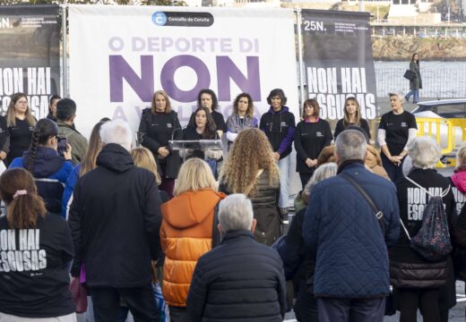 O Concello visibiliza o 25N en Riazor cun lazo humano e a lectura do manifesto