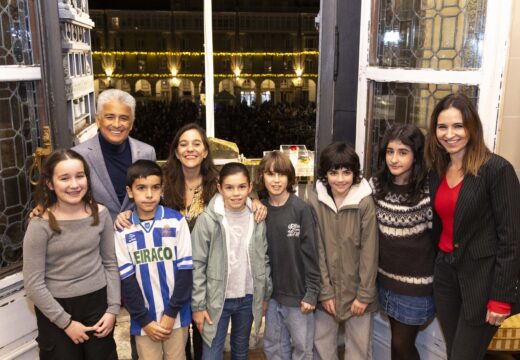 Bebeto marca o inicio do Nadal co acendido das case tres millóns de luces que iluminan os dez distritos da Coruña