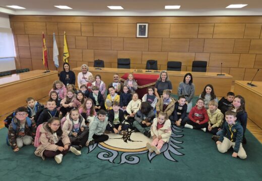 O alumnado de 1º e 2º de primaria do CEIP Gándara-Sofán realizou a primeira visita escolar deste curso á casa do concello