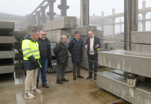 Román Rodríguez supervisa a construción de pezas para o novo edificio do CESGA no grupo Rodiñas