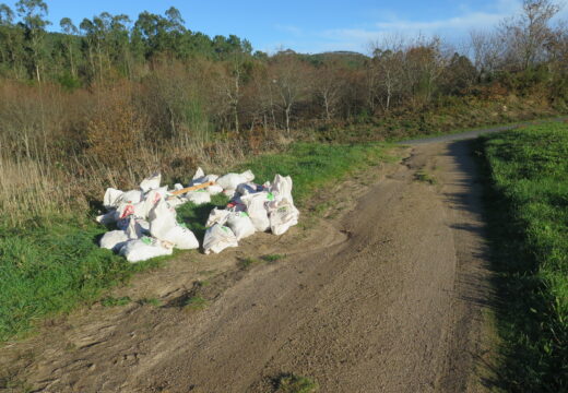 O concello detecta unha vertedura ilegal de escombro nunha pista forestal de Soandres