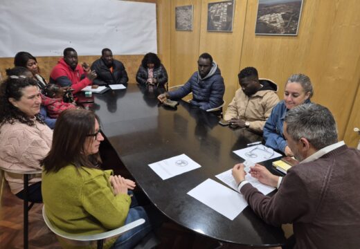 Daniel Pérez recibiu a unha representación da asociación Senegaleses de Carballo, que nace coa intención de fomentar as relacións entre as dúas comunidades