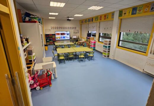 O Concello reclama a renovación do mobiliario das aulas do Colexio de Santa Cruz e abre expediente á empresa da limpeza