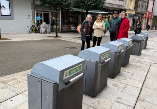 O Concello de Ribeira acomete a limpeza e embelecemento do mobiliario urbano das rúas Galicia e Rosalía de Castro