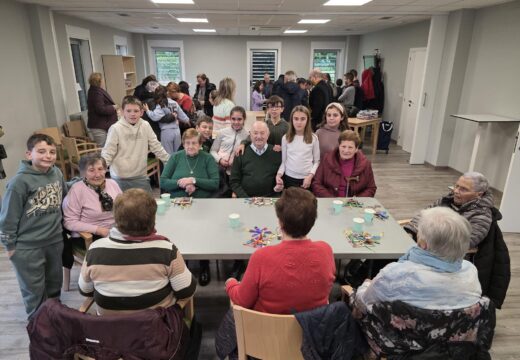 Gran acollida do terceiro intercambio xeracional “Lecturas compartidas cos nosos maiores”, que reuniu a máis de medio cento de persoas no centro sociocomunitario de Frades