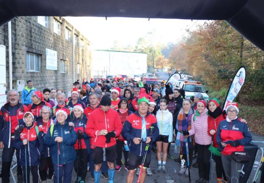 Un cento de persoas desafían ás temperaturas baixo cero e participan na Andaina e Belén de Cumes do Concello de Lousame