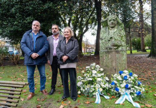 A Coruña réndelle homenaxe a Castelao ao pé do seu monumento nos xardíns de Méndez Núñez