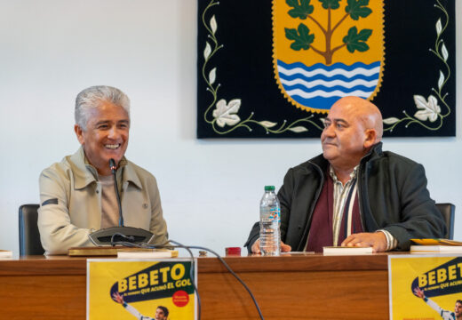 Abegondo réndese a Bebeto durante a súa visita institucional