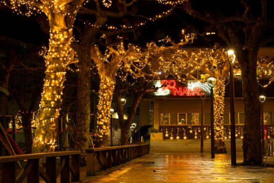 Carral involucra aos veciños e comercios na ambientación de Nadal cun concurso de decoración