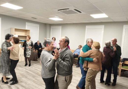 Unha trintena de veciños e veciñas de Frades celebran unha primeira Festa Pre Fin de Ano