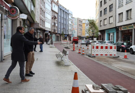 Os proxectos de urbanismo táctico esténdense pola zona urbana co obxectivo de fomentar e facilitar unha mobilidade máis sa e sostible 		 23/12/2025 Os proxectos de urbanismo táctico seguen a transformar a zona urbana con medidas sinxelas que van desde a pintura viaria ata a instalación de mobiliario urbano ou elementos vexetais e que teñen unha única finalidade: fomentar e facilitar unha mobilidade máis sa e sostible.   Con esa filosofía estase a actuar na rúa Fomento, onde xa se implantou a dirección única a raíz das obras realizadas por Augas de Galicia na ponte de Isabel II. Esa medida provisional convértese agora en definitiva, tal como prevé a Estratexia de mellora e xestión do espazo público e da mobilidade no concello de Carballo, cuxa última actualización realizouse no ano 2024.  O alcalde, Daniel Pérez, acompañado polos concelleiros de Mobilidade, Juan Seoane, e Obras, Luis Lamas, realizou un percorrido pola vía, na que se aproveita a eliminación dun carril de circulación para introducir unha senda para bicicletas, ordenar o espazo resultante e humanizar a zona mediante a introdución de elementos verdes, en concreto, unha ducia de árbores e zonas de céspede. A actuación inclúe tamén a sinalización horizontal e vertical e a introdución de pavimentos axeitados para garantir a accesibilidade universal. O orzamento acada os 40.000 euros.  Nese ámbito tamén está prevista a execución dun proxecto integral de mellora da avenida de Fisterra, que será co-financiado polo Concello de Carballo e a Xunta de Galicia. Precisamente, o Concello vén de formalizar o contrato coa empresa GIGA SL, que resultou adxudicataria da licitación para a redacción do proyecto, por un importe de 45.980 euros.