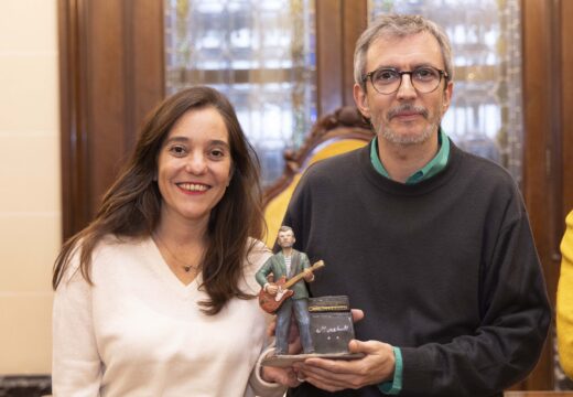 Xoel López recibe a súa figura do Belén Municipal, que abrirá ao público o próximo venres 12