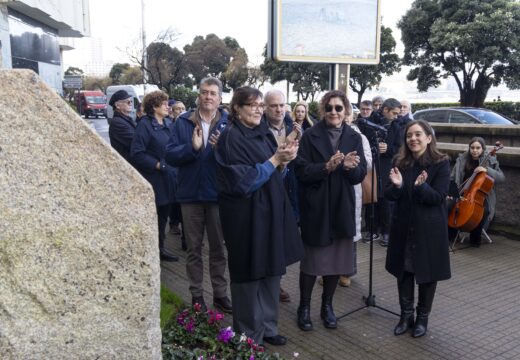 O Concello homenaxea a Antón de Santiago cunha placa conmemorativa na contorna da Casa Sol