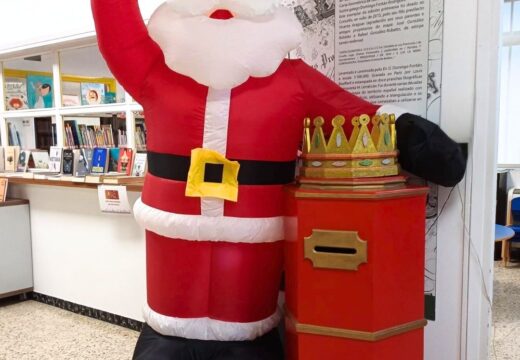 Instalado na Biblioteca de Neda o Buzón Real para que os nenos envíen as súas cartas aos Reis Magos