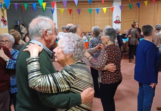 Un centenar de veciños participan na Merenda de Nadal dos Maiores de Neda