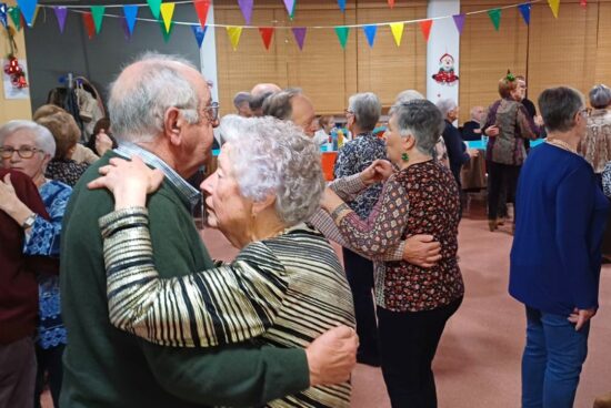 Un centenar de veciños participan na Merenda de Nadal dos Maiores de Neda