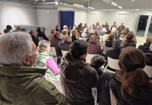 A veciñanza de Goiáns encheu o centro social na súa apertura ao público para celebrar o consello parroquial