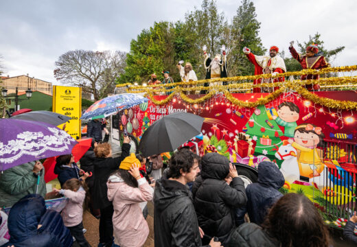 Cabalgata en autobús descapotable e festas de reis por todo o municipio
