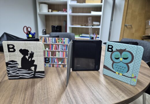 Os Reis Magos agasallan aos usuarios das bibliotecas de Carballo con catro dispositivos de lectura electrónica