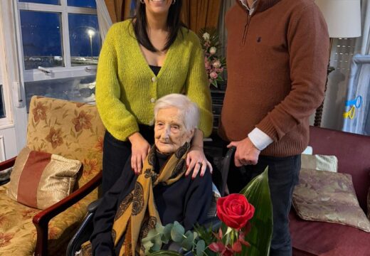 María Sampedro felicita a Doleres Riveira Soto polos seus 105 anos