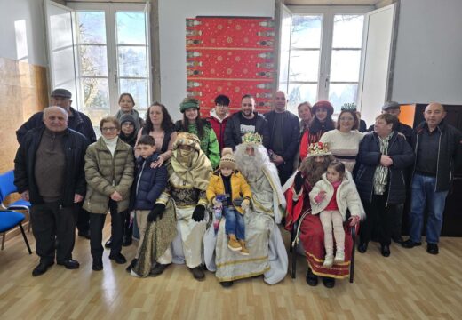 A Cabalgata dos Reis Magos percorre todas as parroquias de Brión repartindo lambonadas, roscón e chocolate con churros