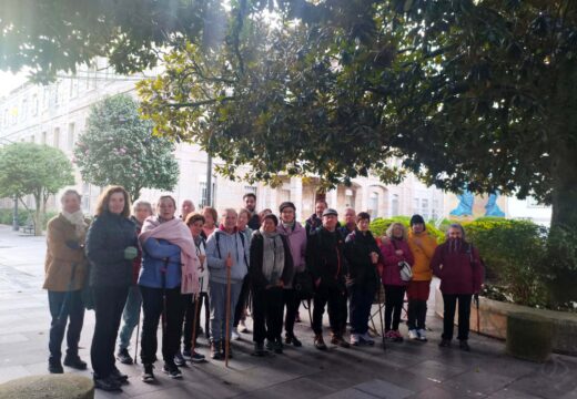 Un grupo de 24 veciñas e veciños de Frades percorre os 19 km da oitava etapa do Camiño Portugués entre Caldas de Reis e Padrón