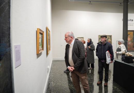 O Palacio Municipal de María Pita acolle unha mostra do artista Francisco Torrón, que percorre os grandes traballos da súa traxectoria