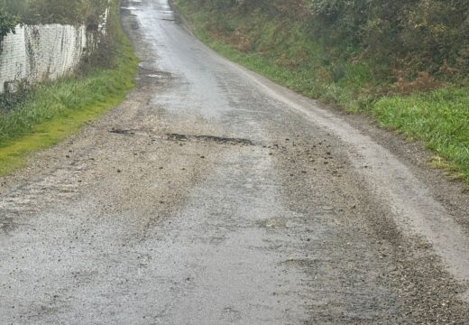 O PP recolle a indignación veciñal en Monte Alfeirán polo asfaltado recentemente executado: o firme xa empeza a levantarse e aparecen fochancas