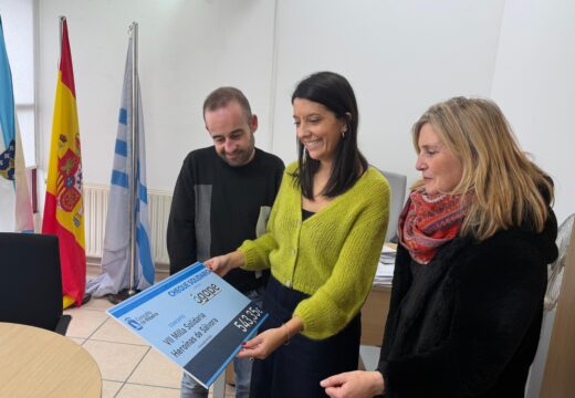 María Sampedro fai entrega a Ágape do cheque cos 543 euros recadados na milla Heroínas de Sálvora