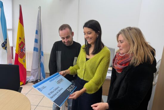 María Sampedro fai entrega a Ágape do cheque cos 543 euros recadados na milla Heroínas de Sálvora
