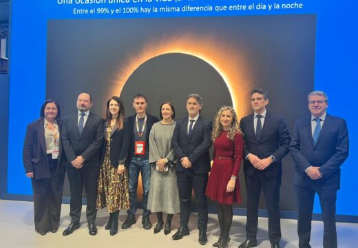 O alcalde de Ortigueira, Valentín Calvín, promociona o banco de Loiba como un dos mellores de Europa para ver a eclipse solar do 12 de agosto