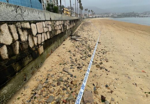A Policía Local corta un treito do paseo dos Areos ante o risco de derrubamento