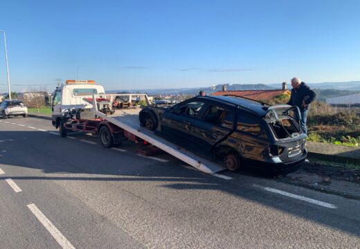 O Concello retira da vía pública dous coches abandonados como parte da súa campaña de salubridade