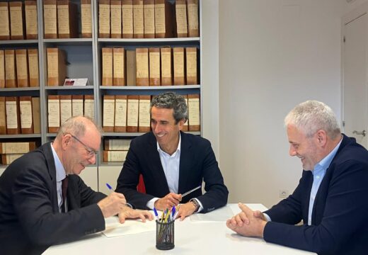 O Concello asina o contrato para a concesión a GADIS da superficie comercial de de Costa Miño