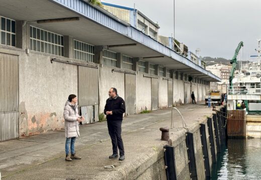 Luís Pérez celebra o uso da antiga lonxa para os redeiros tras anos de abandono