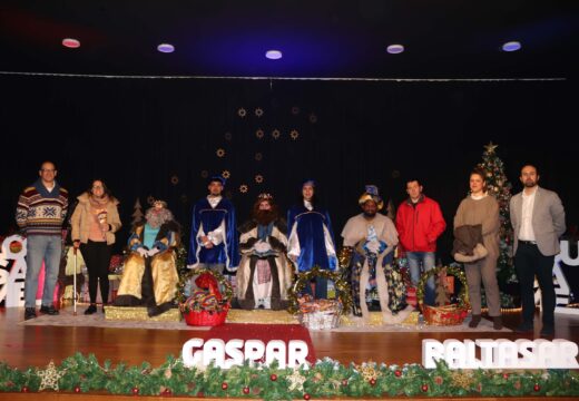 Os Reis Magos reciben a máis de 120 nenos e nenas na Casa a Cultura de Lousame