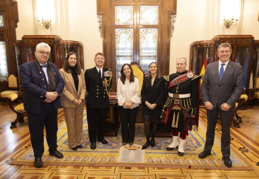 O embaixador británico en España, Alexander Wykeham Ellis, o investigador Fernán Gómez Filgueiras y Brage e a directora da residencia de Maiores Domus VI Cidade Vella, María Isabel Otero Fernández-Aperribay reciben as Medallas de Oro da Batalla de Elviña