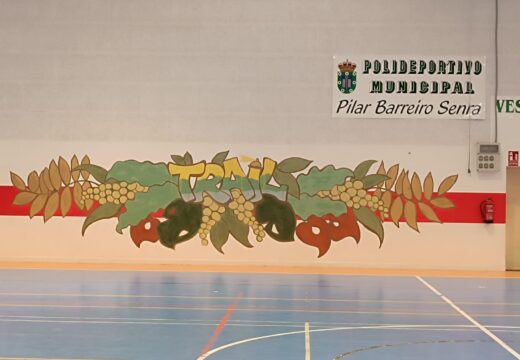 O polideportivo municipal Pilar Barreiro Senra de Lousame acolle un novo mural de temática ambiental elaborado polo voluntariado local