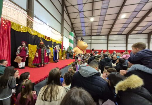 Os Reis Magos enchen de maxia o polideportivo municipal do Forte