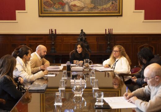 O Concello inicia a modernización da frota de vehículos para a recollida do lixo, coa incorporación de nove camións recolectores de carga lateral