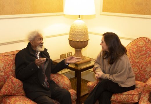 Inés Rey recibe ao Nobel Wole Soyinka, que recitará esta tarde no ciclo Poetas Di(n)versos