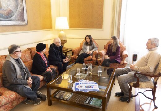 A alcaldesa recibe a SOS Sanidade Pública Galicia