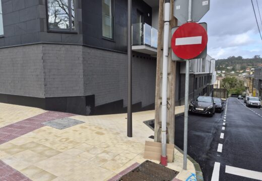 Naturgy leva 8 meses sen retirar un poste e impide que 18 familias ocupen ás súas novas vivendas