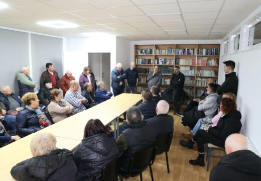 A veciñanza de Razo ateigou o centro social na xuntanza informativa sobre a situación do monte Neme