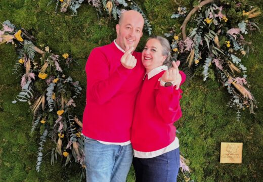 O Concello de Carballo estrea un mural vexetal para as fotografías das vodas que se celebran no salón de plenos