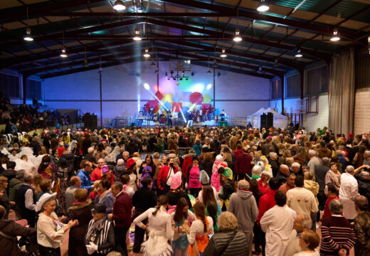 Un ano máis, Oleiros celebra a festa central do Entroido con alegría e moita retranca