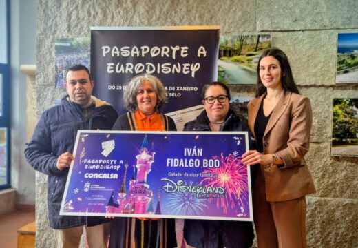 A concellería de Promoción Económica entrega a viaxe a Eurodisney