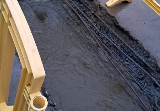 A obstrución dun rexistro polo desprazamento do toro dunha árbore provocou un desbordamento puntual do río Cádavo na rúa San Estevo