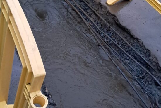 A obstrución dun rexistro polo desprazamento do toro dunha árbore provocou un desbordamento puntual do río Cádavo na rúa San Estevo