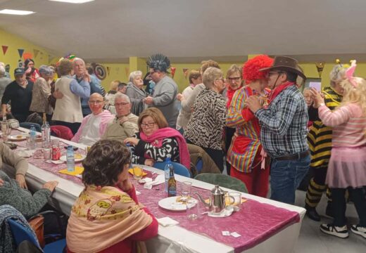 Preto de 200 persoas desfrutan do Cocido e Baile de Entroido do Club de Xubilados de Lousame
